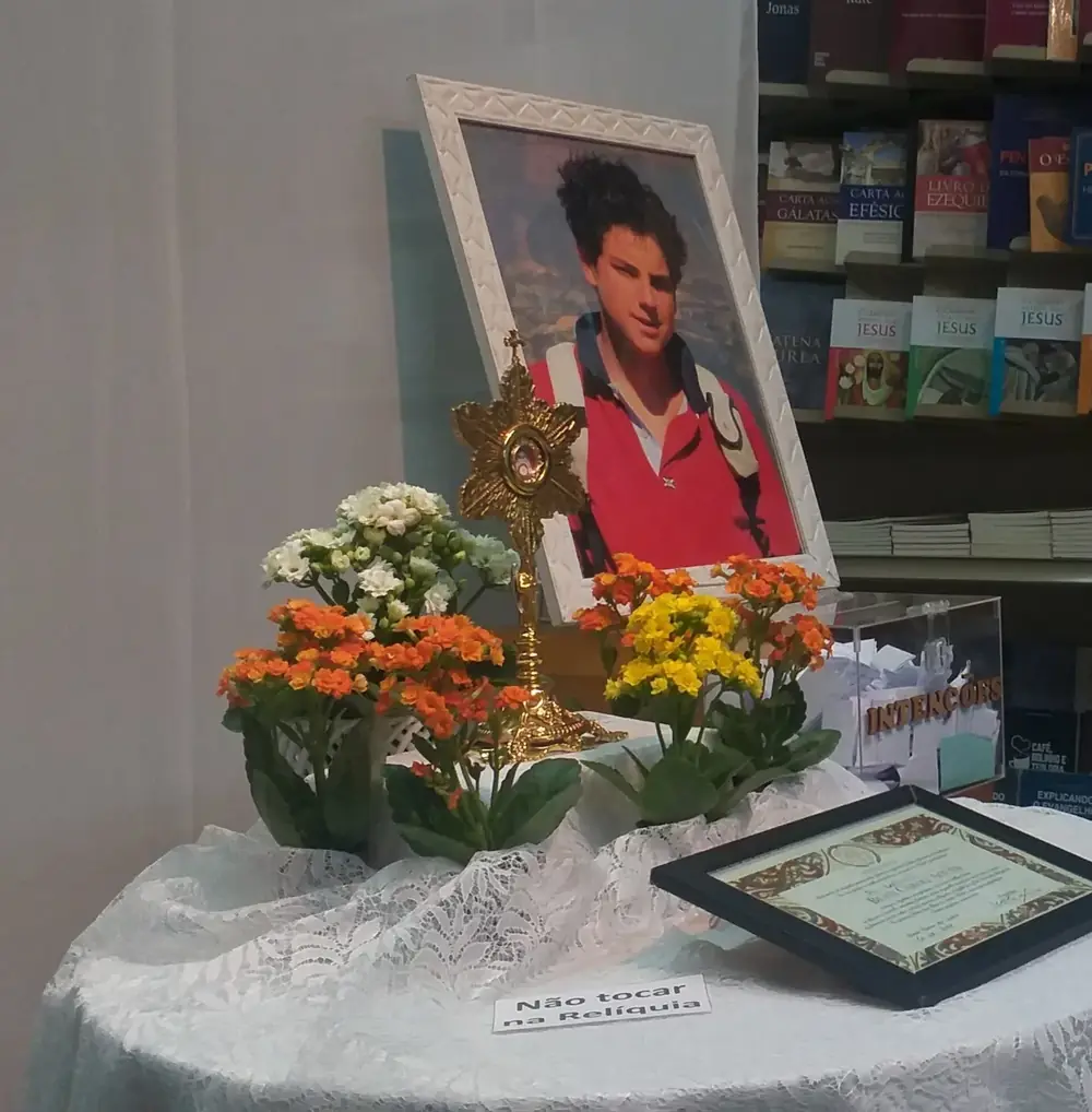 Relíquia de São Carlo Acutis exposta no Rio de Janeiro, entre flores